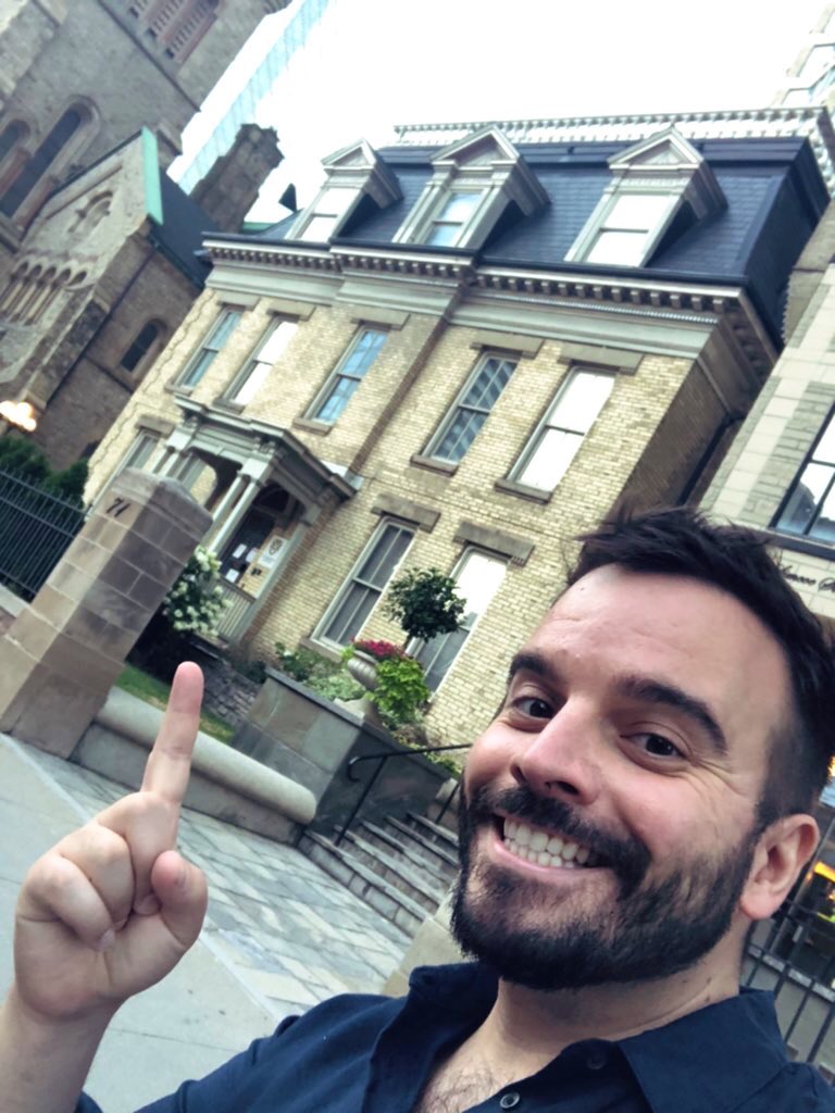 for fun I have decided to keep a selfie postcard thread of  #Hannibal locations as I walk/run around Toronto.To start here’s  #Hannibal’s office (actually the rectory/offices of St Andrew’s Presbyterian Church)!  #HannibalSelfieTour