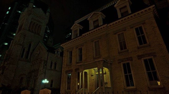 for fun I have decided to keep a selfie postcard thread of  #Hannibal locations as I walk/run around Toronto.To start here’s  #Hannibal’s office (actually the rectory/offices of St Andrew’s Presbyterian Church)!  #HannibalSelfieTour