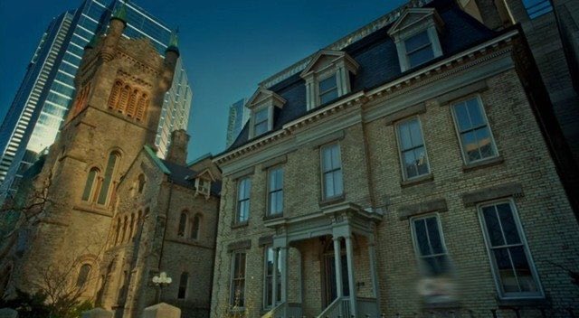 for fun I have decided to keep a selfie postcard thread of  #Hannibal locations as I walk/run around Toronto.To start here’s  #Hannibal’s office (actually the rectory/offices of St Andrew’s Presbyterian Church)!  #HannibalSelfieTour