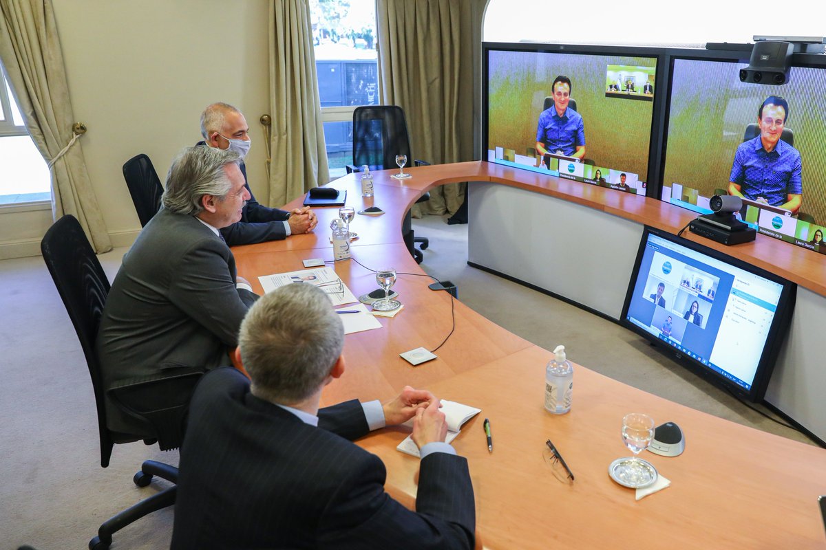 El presidente Alberto Fernández se comunicó esta mañana desde la residencia de Olivos mediante videoconferencia con Pascal Soriot, CEO global del laboratorio AstraZeneca, que desarrollará en Argentina el principio activo de la vacuna contra el coronavirus COVID-19 para América Latina a partir del primer trimestre de 2021.

“Se ha concretado todo: que la vacuna sea una realidad, que no tenga fines de lucro, que se produzca en Argentina, que se haga en conjunto con México y sea una solución para América latina”, expresó el mandatario.