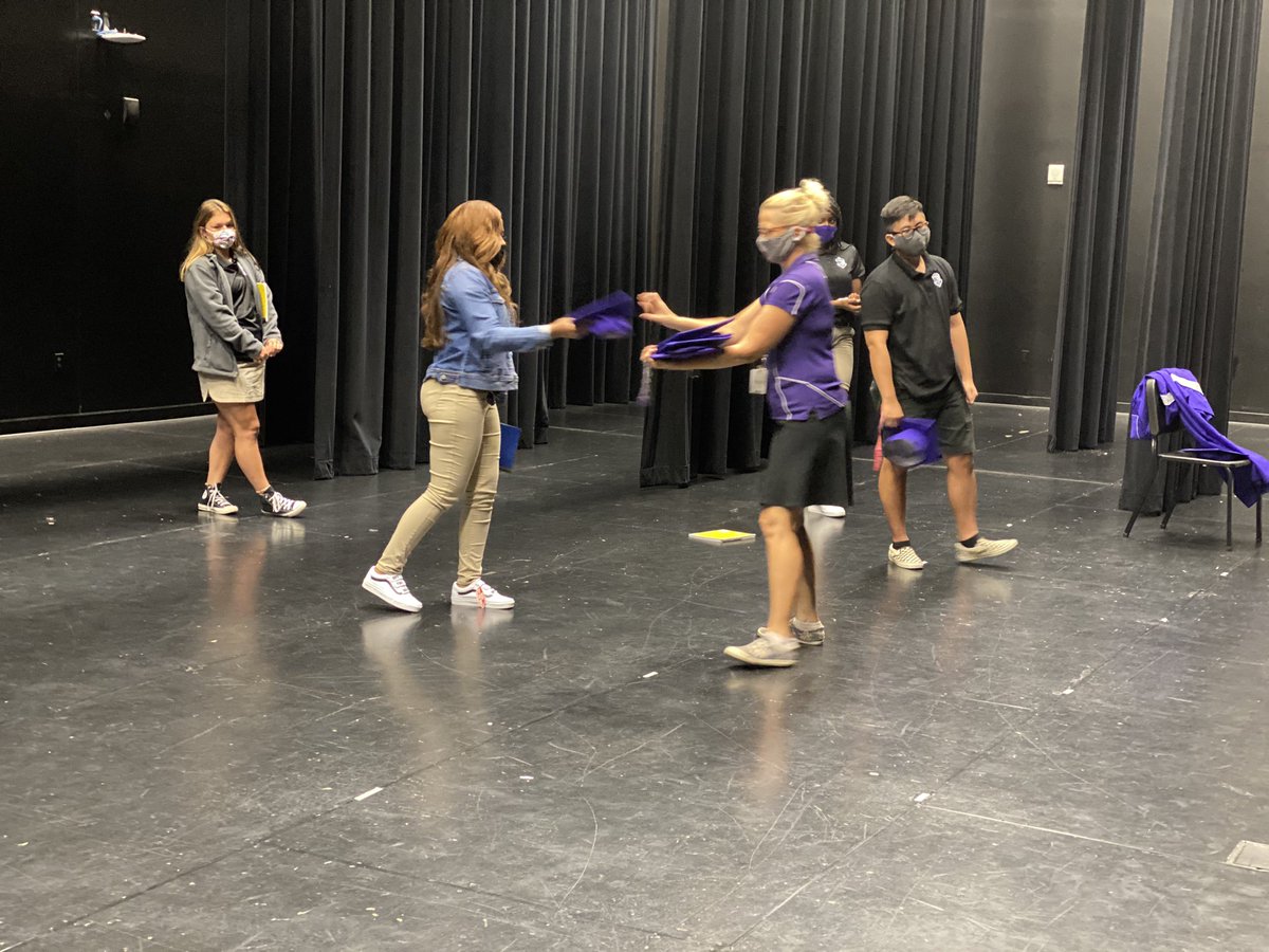 EmilyMartin225's tweet photo. Making moments matter for our #Seniorsof2021. βWho do you want to be? What do want people to remember you for at your 10 year class reunion?β I love how our teachers are getting creative to keep @msa_w tradition alive for our kids. #becauseweareWEST #covidschmovid #thesekidsCAN https://t.co/a6bnignx7w