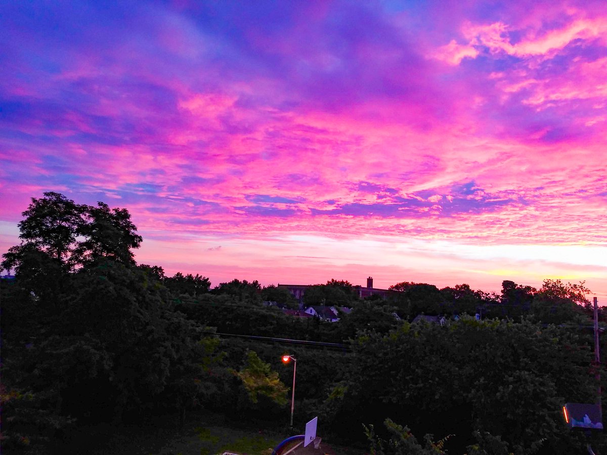 KingReggBK3's tweet photo. This is the view from last year from behind my building when the sky was blue pink and purple

#androidphotographers #andriodphotography #duskysky 
#eveningskyphotography #eveningskyview #beautifulskies https://t.co/Ag14wv3TrO