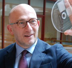 ridvansoylemez's tweet photo. Harvard Üniversitesi Öğretim Görevlisi Türk bilim insanımız Prof.Dr. Mehmet Toner, 3 saniye içinde 100 milyar hücre içinden kanserli hücreyi bulan bir teknik geliştirdi.Türk bilim adamı tıpta çığır açan bu çalışmasıyla kanser hastalarına umut oldu.

Tebrikler 👏👏 https://t.co/2khW2qoTfq