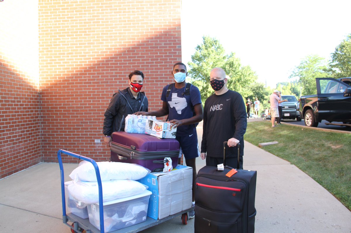 WheelingU54's tweet photo. Love seeing the #CardinalFamily putting others first and wearing those masks! #MaskUp #BetterTogether https://t.co/PWfEs7Pbsr