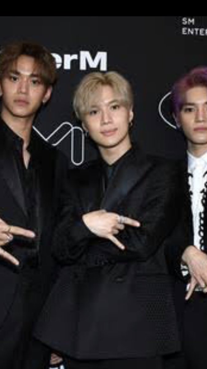 taemin - 8/10effectively distracts me from his inconsistent technique with his cute hands. often goes for the double handed sign, love that, points added for creativity