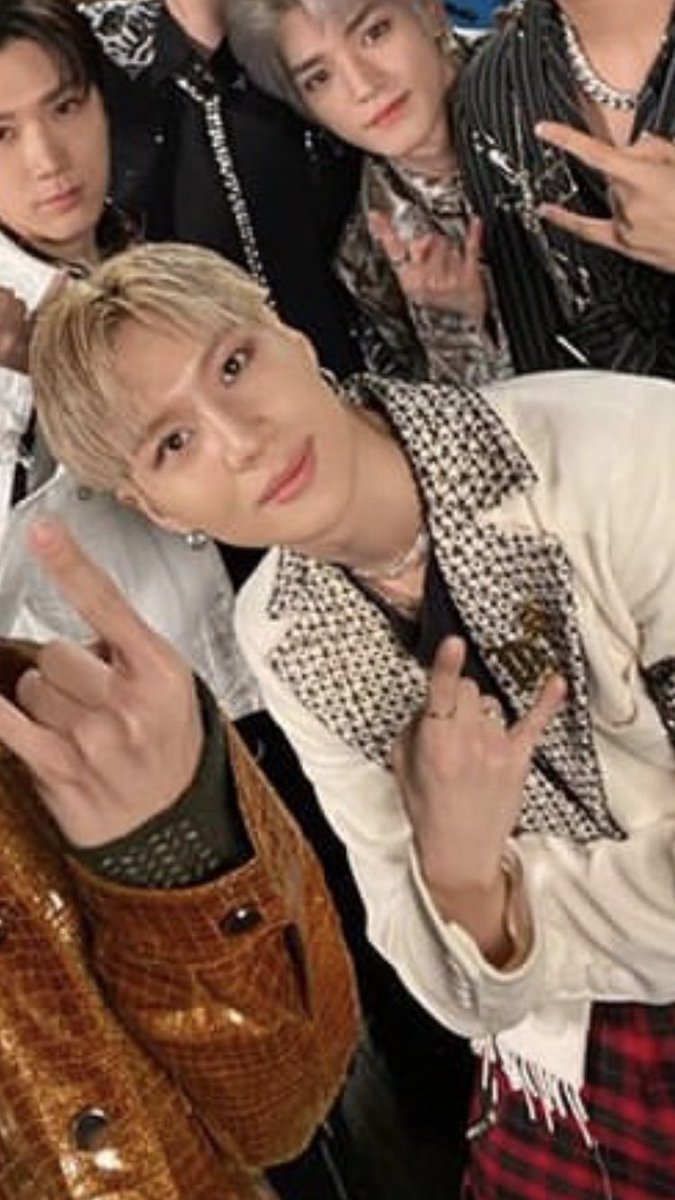 taemin - 8/10effectively distracts me from his inconsistent technique with his cute hands. often goes for the double handed sign, love that, points added for creativity