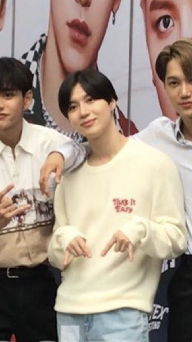 taemin - 8/10effectively distracts me from his inconsistent technique with his cute hands. often goes for the double handed sign, love that, points added for creativity