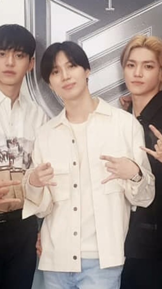 taemin - 8/10effectively distracts me from his inconsistent technique with his cute hands. often goes for the double handed sign, love that, points added for creativity