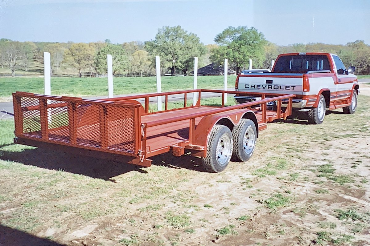 DCtrailers's tweet image. Taking it 🔙 24 years to the earliest days of our signature bi-fold gate and what’s now the #GTU model. Check out this #Throwback #6GT model 😍 circa 1996 #DoWork #Tbt #DCtrailers