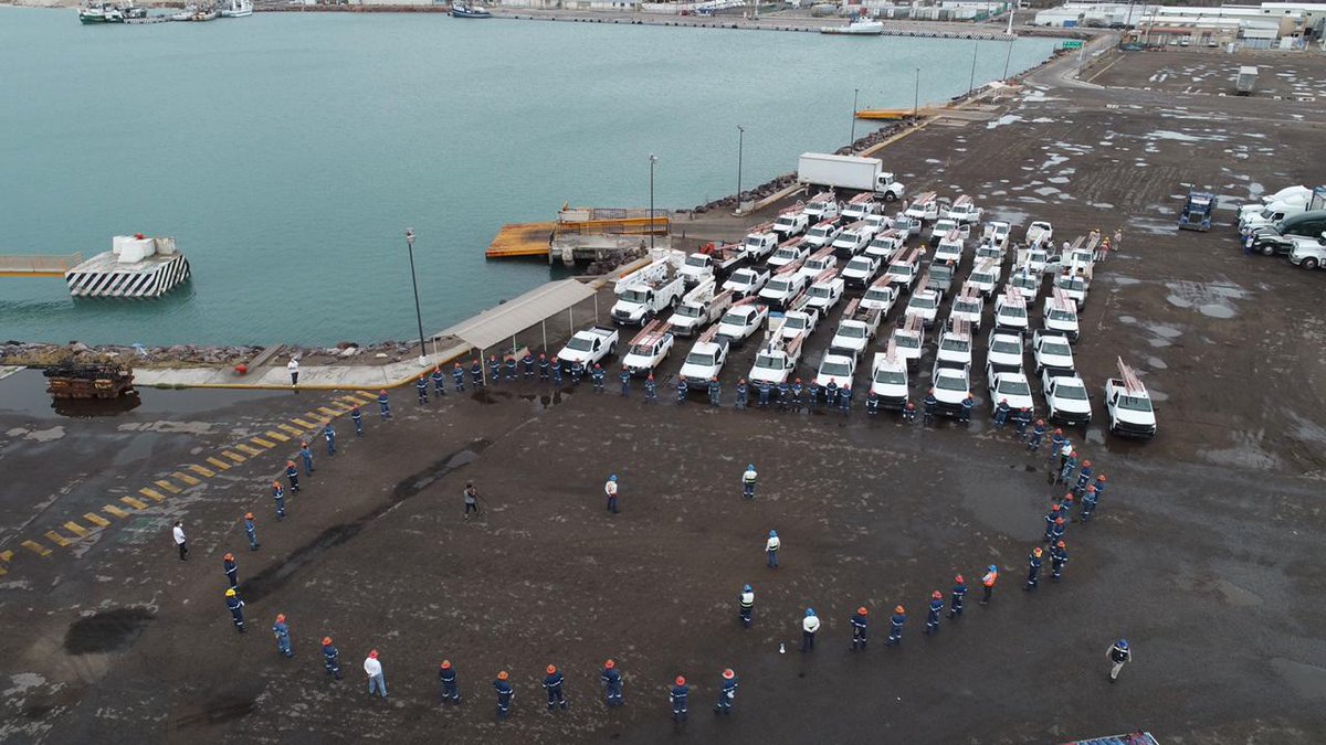 Trasladamos vía marítima, del puerto de Mazatlán a La Paz, un convoy de vehículos que apoyarán en las tareas de restablecimiento de energía eléctrica tras el paso del huracán #Genevieve, que se localiza a 160 km al oeste-noroeste de Cabo San Lucas, BCS.