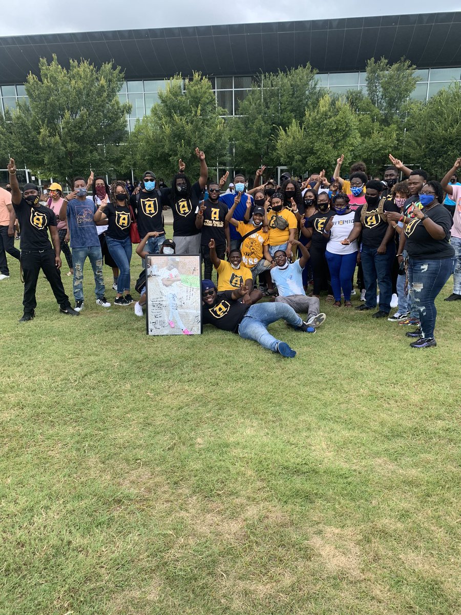 _Jossette_'s tweet photo. To the class of MMH 17 we love y’all, stay strong and trust God 🙏✊🏾 #ForeverMMH #LLK ❤️✨ https://t.co/R2YCepO9WM