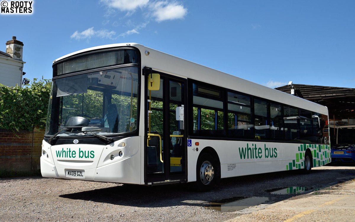 rootymasters's tweet image. White Bus of Winkfield have repainted their yellow ADL Enviro300 B60F bus into full fleet livery. Quite the transformation! @WhiteBusService @lewisjnagle
