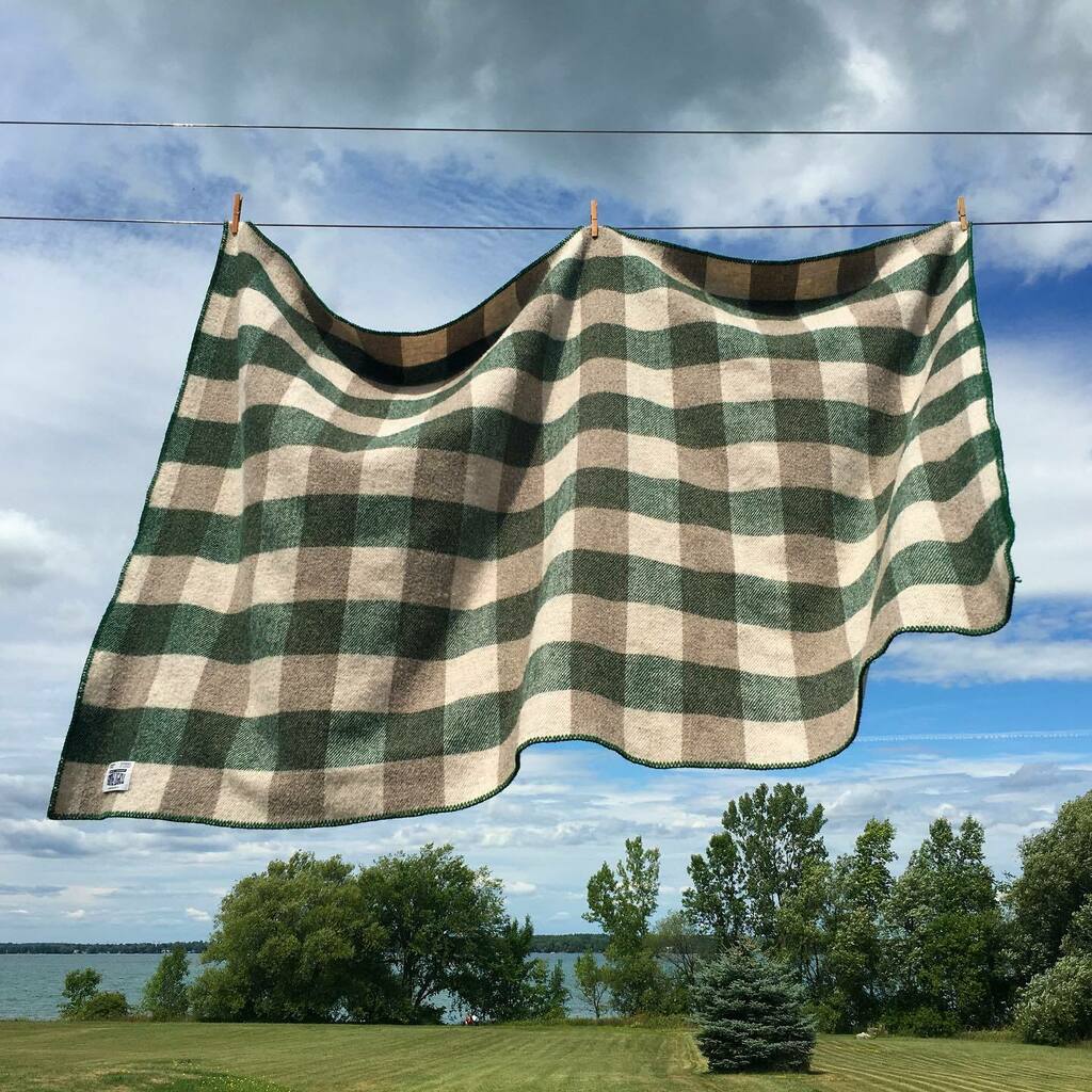 LynnsLids's tweet photo. Trying to get a bit of the campfire smell out of my @topsyfarms large throw... perfect day for it! #topsyfarms #topsyfarmsblanket #topsyfarmswool #laundryline #amherstisland https://t.co/aqsE1ecYz5 https://t.co/Kyp7W2zrb3