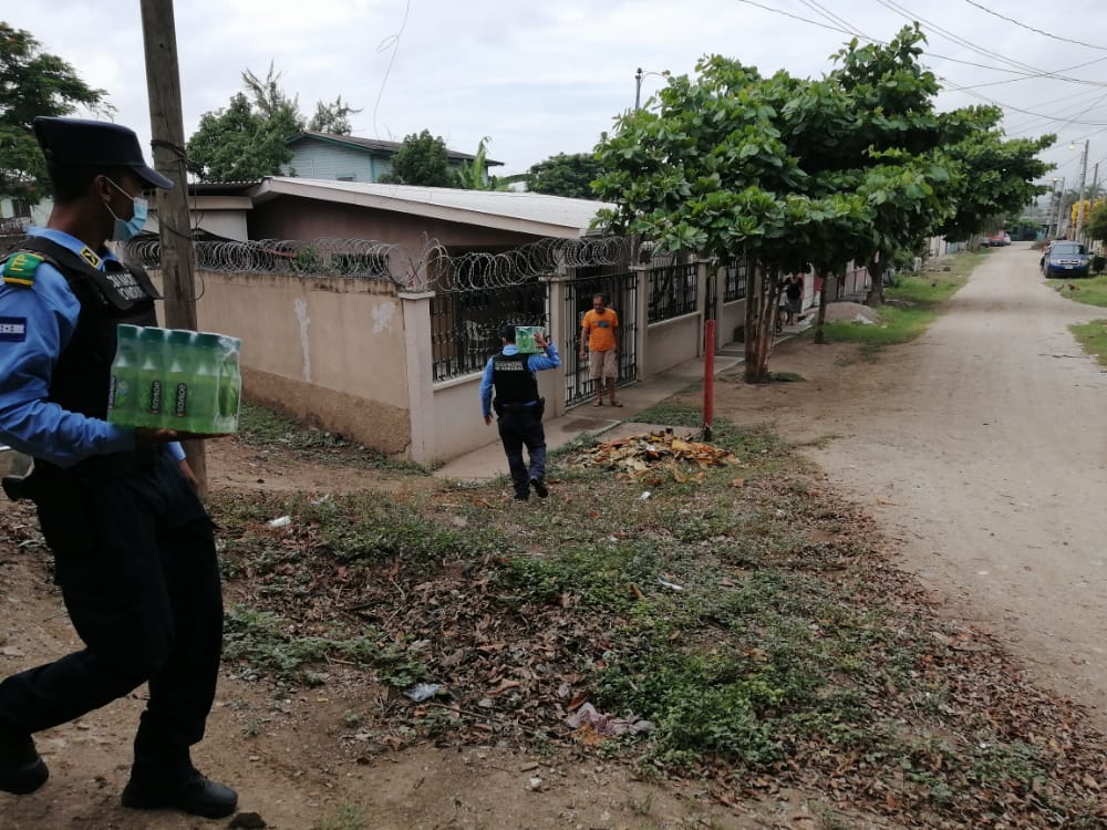 PoliciaHonduras's tweet photo. Agentes policiales asignados en la #UDEP5 continúan realizando actividades llevando bebidas embotelladas a los habitantes del municipio de La Lima, #Cortés,

#MásCercaDeTi https://t.co/z2xsVJxWOE