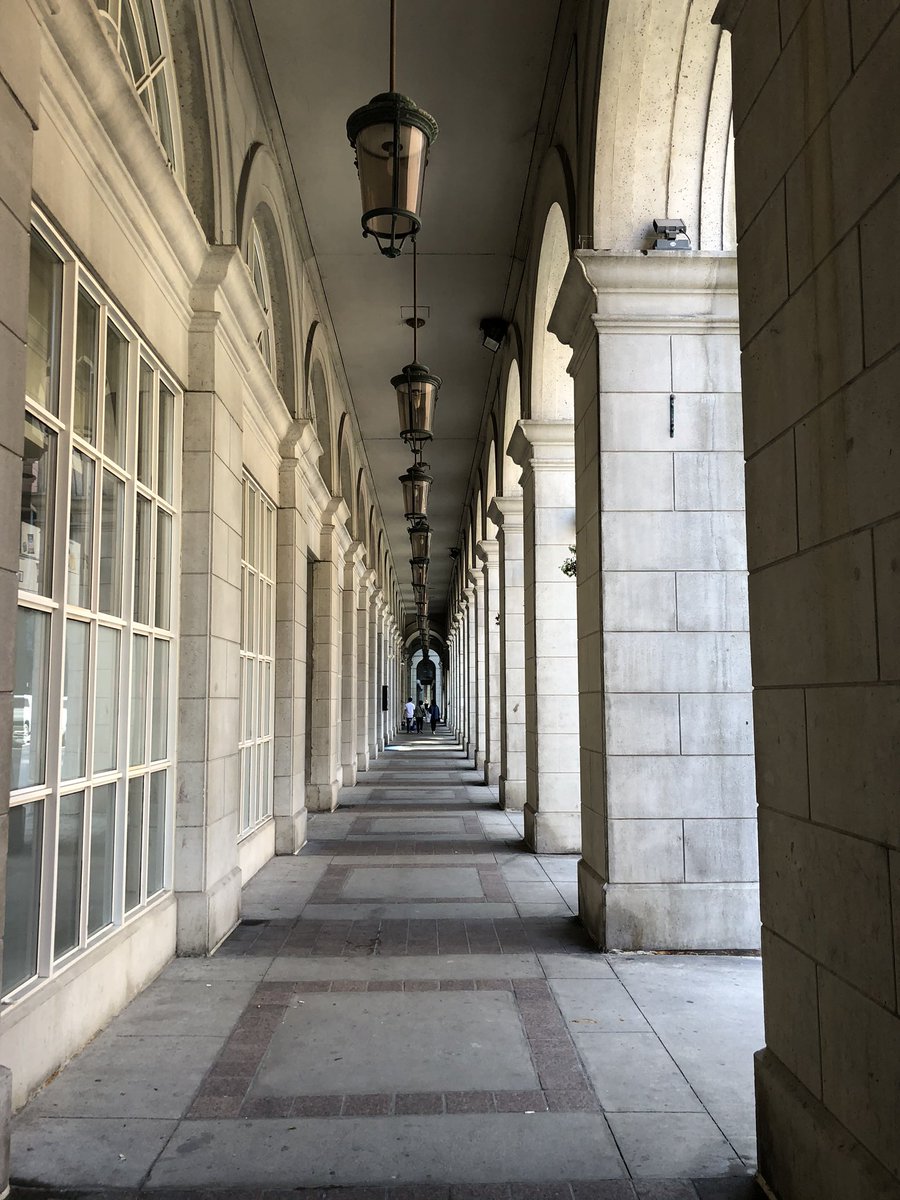 Here is “Paris, France” - the long arcade where Dr Lecter wishes Dr Fell “bon soir” before pursuing him across town on a motorcycle, eating him, and assuming his identity.It is the Novotel Toronto Hotel, and across the street is Spaghetti Factory!  #Hannibal  #HannibalSelfieTour – bei  Hotel Novotel Toronto Centre