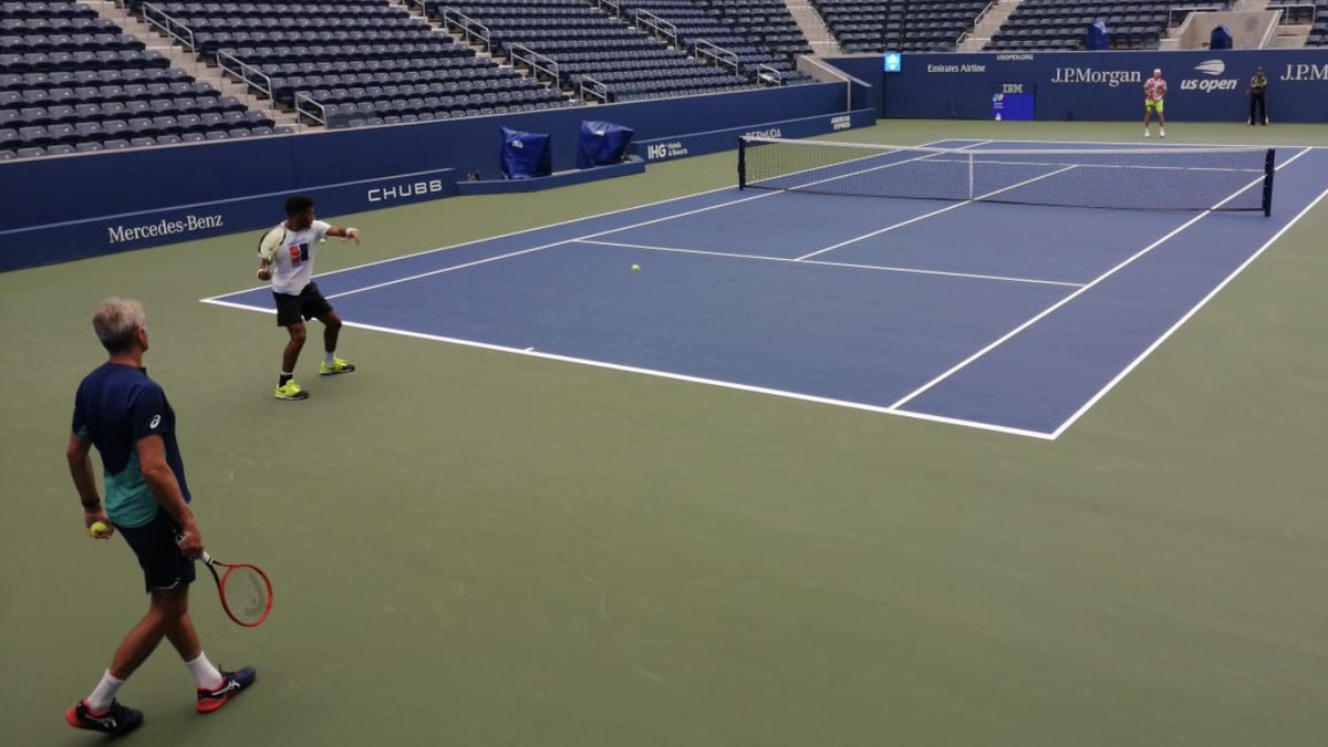 ZeTeamCan's tweet photo. J-2 avant @CincyTennis et @usopen 
Pics from ZeTeam in ze bubble
💪🏽🧙🏼‍♂️💂‍♂️🦟🔑
Bonne frappe sur Armstrong avec Shapo ✅ ce matin. Lounge 215, ça traite masqué 😷et #çacavale https://t.co/ysTtTfTlnX