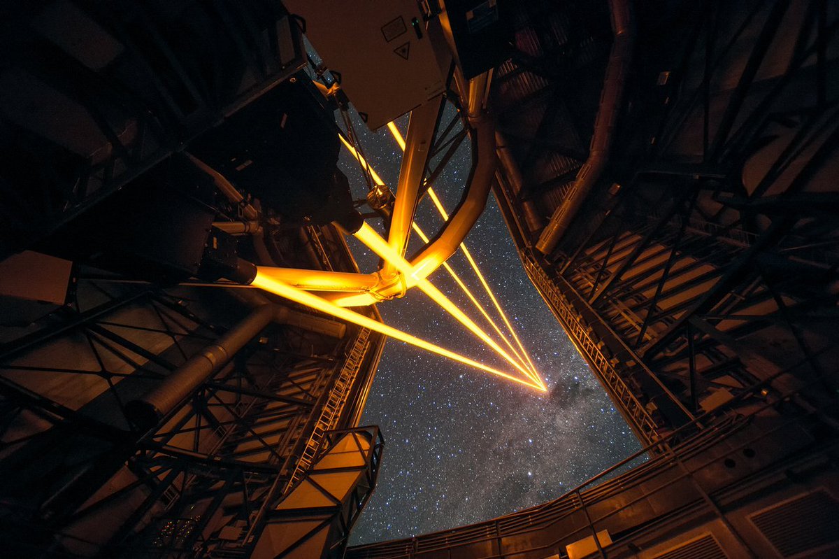 1/ Ok, so I promised today we’d talk about lasers in astronomy. What do we need them for? Are they dangerous? Do they come in different colors? With how many Star Wars references will Juan Carlos punish us in this thread? Let’s find out!ESO/F. Kamphues