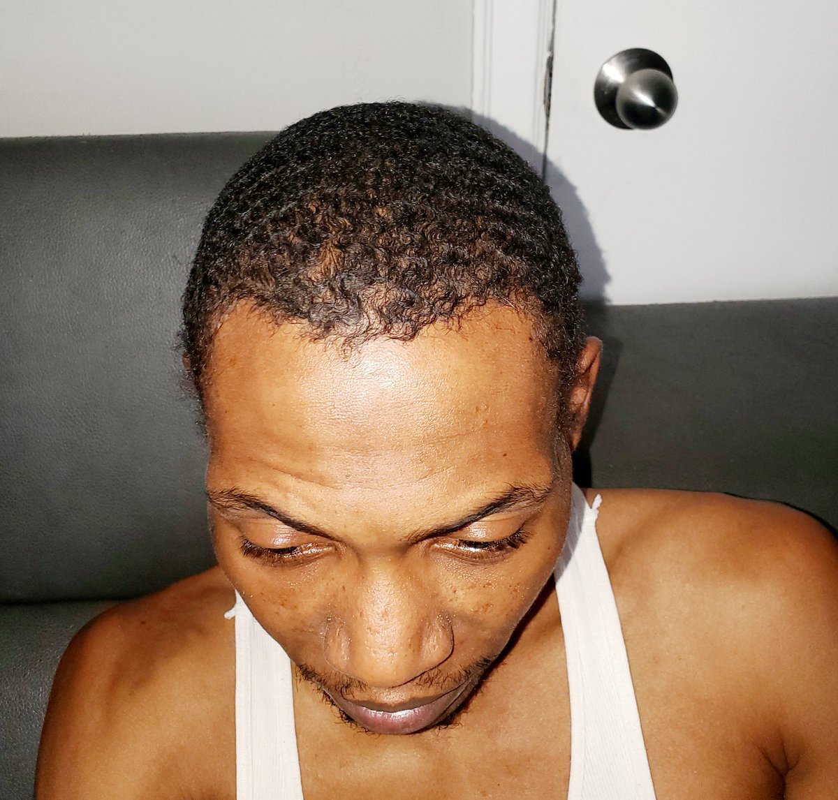 Eighty5baby's tweet image. Workin on my 360's &amp;amp; I'm not using shit but cold water &amp;amp; a velvet durag. They're already forming 🌊🌊 This new wave journey finna be lit. Bout to start a vlog too so stay tuned 🔥🔥💪🏾💯 #twelv85 #wavers #wavelife