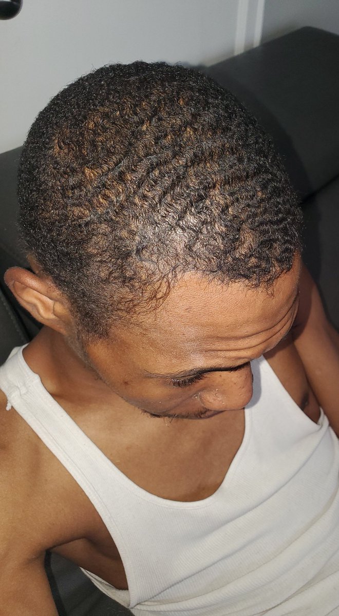 Eighty5baby's tweet image. Workin on my 360's &amp;amp; I'm not using shit but cold water &amp;amp; a velvet durag. They're already forming 🌊🌊 This new wave journey finna be lit. Bout to start a vlog too so stay tuned 🔥🔥💪🏾💯 #twelv85 #wavers #wavelife