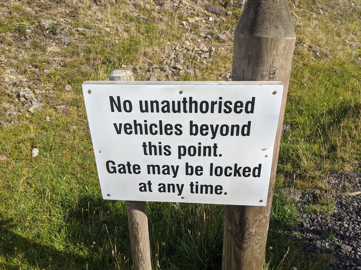 Frustratingly as we left the A82 almost immediately we found this sign. This flew in the face of the P on the map. A little disappointing as this essentially added 2km to our trek. 3/