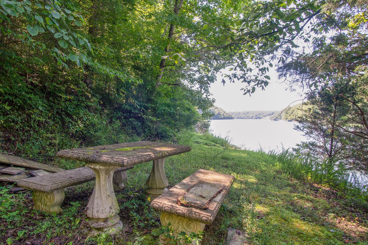 NEW LISTING!!
316 Bruce Prince Lane Tullahoma, TN 
$664,000
2BR 1BA 1008 sq ft
Very private lake front Hunters Cabin setting on 10 acres. Floating Dock on property. Cabin has 2 bedrooms, 1 bath, kitchen, &amp; living room. Lots of mature trees all around set back and listen to nature