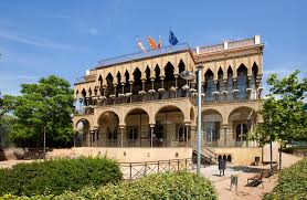 bcn_hg's tweet photo. Saps que aquest edifici, la Seu del Districte s'anomena Casa de les Altures? I saps d'on li ve aquest nom? https://t.co/MwVO4icRmH #MemoriaHG #BaixGuinardó https://t.co/Zp4Gwn6CKx