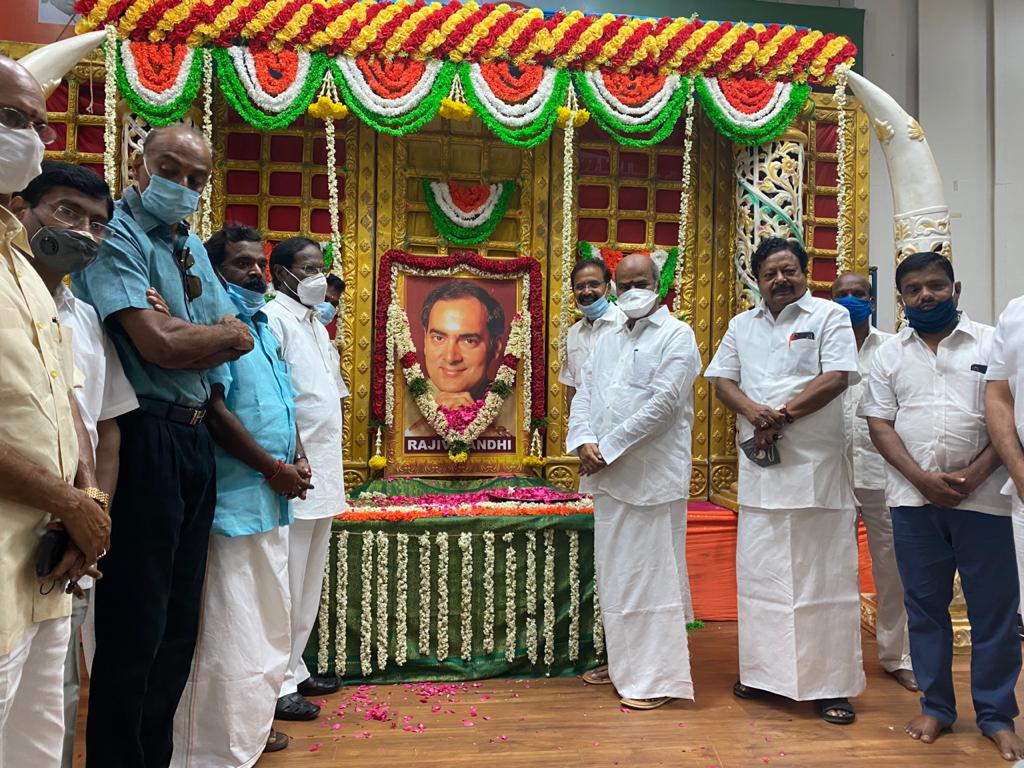 GopiMmda's tweet photo. 21ஆம் நூற்றாண்டிற்கு இளைஞர்களை அழைத்து சென்ற நவீன இந்தியாவின் சிற்பி பாரத் ரத்னா ராஜுவ் காந்தியின் புகழ் ஓங்குக https://t.co/yZBnny4FU2