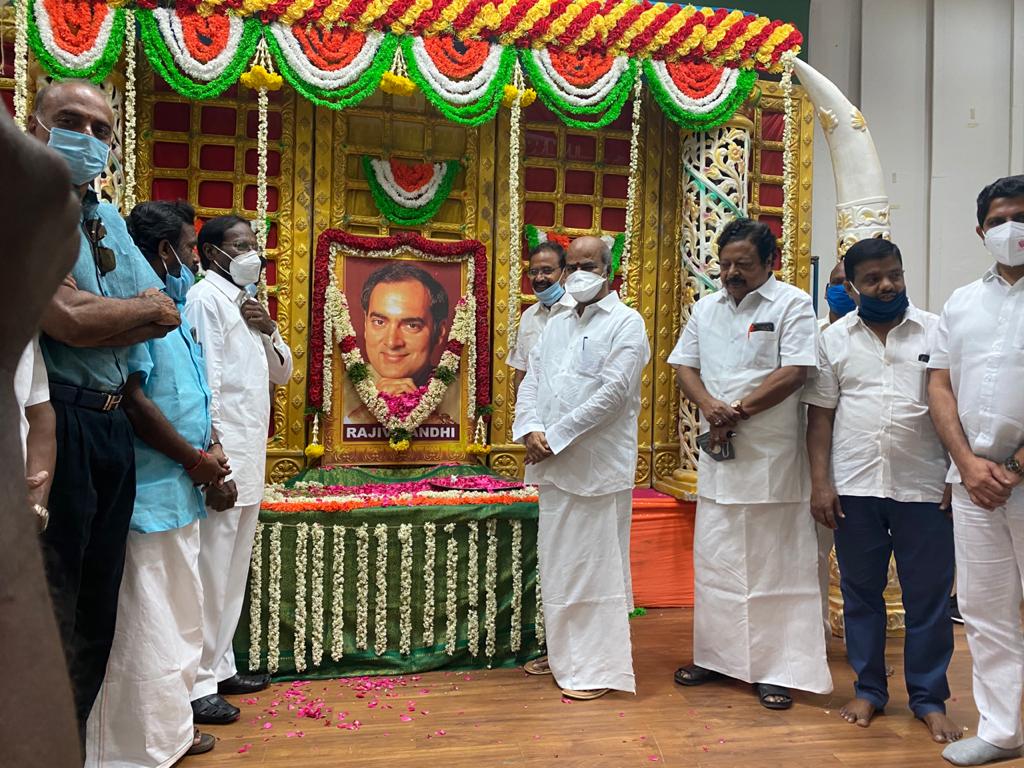 GopiMmda's tweet photo. 21ஆம் நூற்றாண்டிற்கு இளைஞர்களை அழைத்து சென்ற நவீன இந்தியாவின் சிற்பி பாரத் ரத்னா ராஜுவ் காந்தியின் புகழ் ஓங்குக https://t.co/yZBnny4FU2