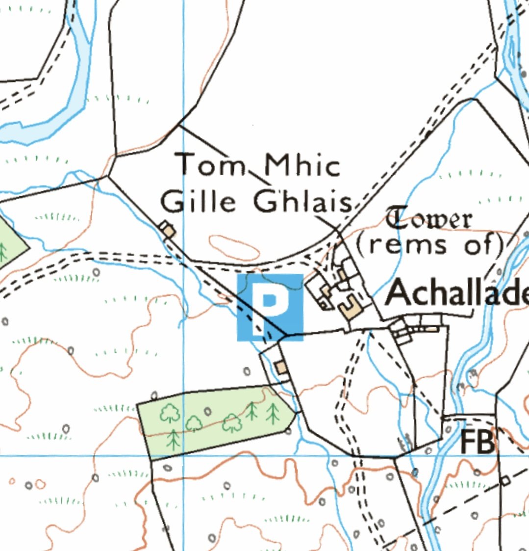 The goal was to park at a little farm/old Castle (Red Arrow). A out 1km off the A82, as there was a P - for parking there (see second picture, screengrab). Perfect. /2