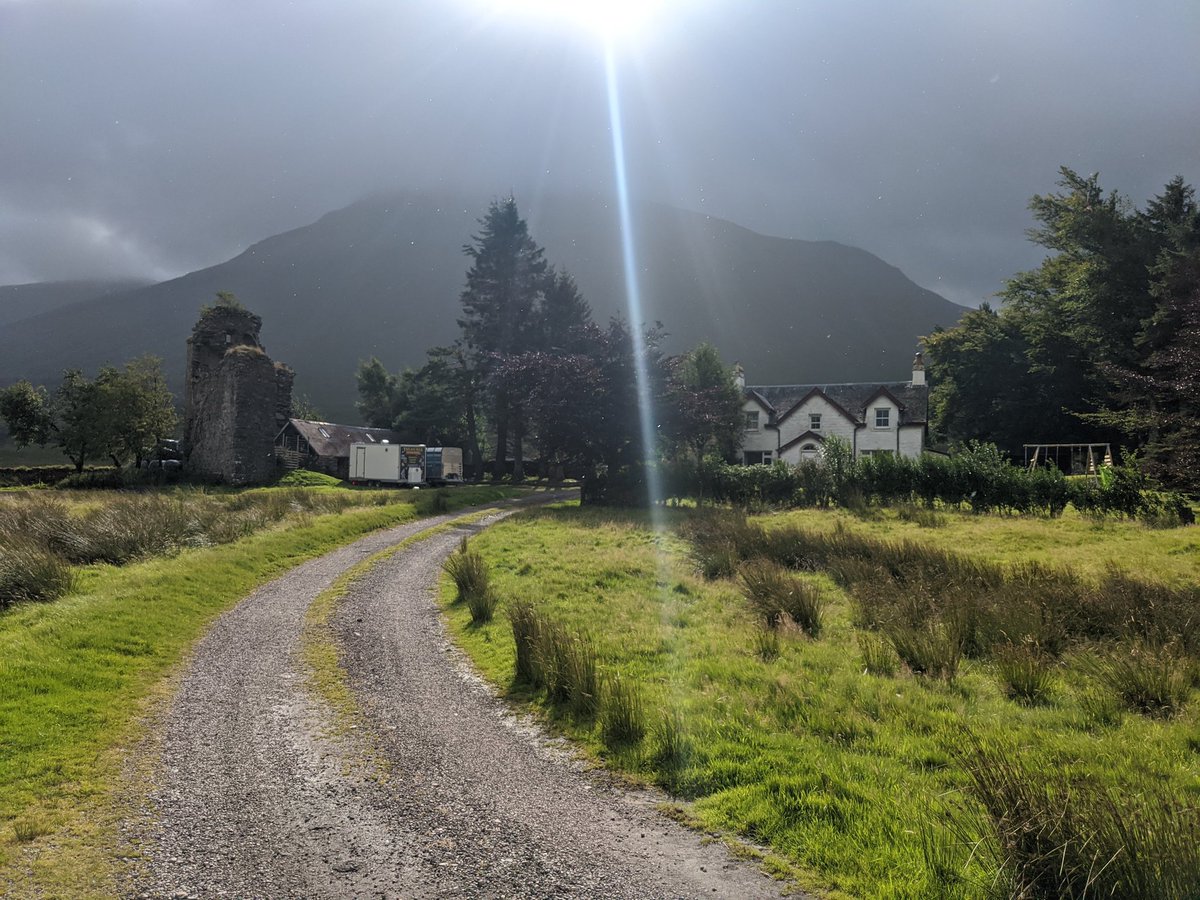 After around 1.5 km we came across the old ruins. Plenty of parking naturally but clearly not something the locals wanted you to do. 4/
