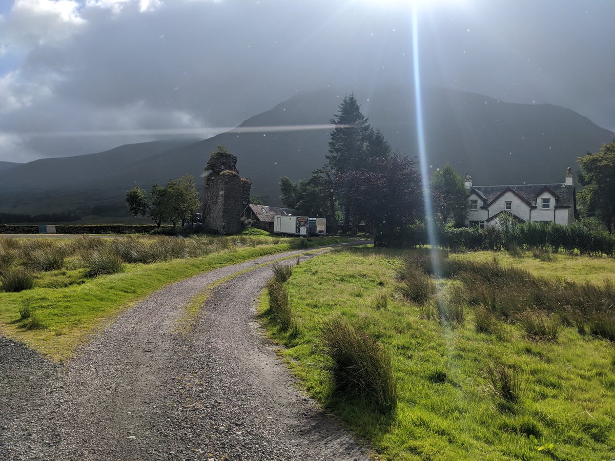 After around 1.5 km we came across the old ruins. Plenty of parking naturally but clearly not something the locals wanted you to do. 4/