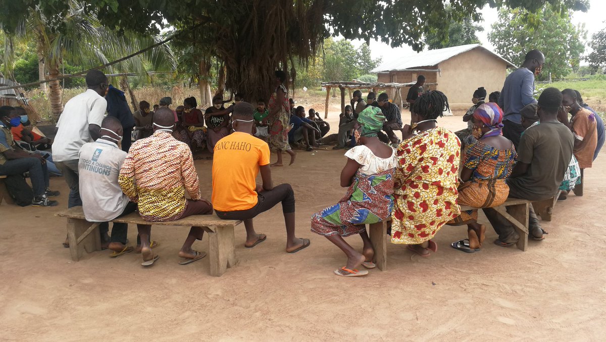 ojedd_global's tweet photo. Ce matin, renforcement des capacités des #agriculteurs de Mélia, #Notse sur l'#agroécologie. Face aux effets des #changementsclimatiques, ces populations deviennent de plus en plus pauvres. Nous avons également distribué des #masques et de l'#artemesia contre #covid19| #ProjetISI https://t.co/qR4gNxbifS