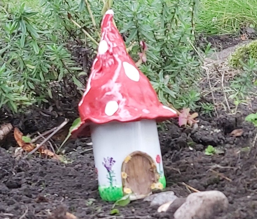 3rdTranentRbows's tweet photo. As well as the guiding houses, we also made some things using recycled materials! These mushroom houses are made from old nutella and sauce jars, with some clay... https://t.co/j0fkc68INu