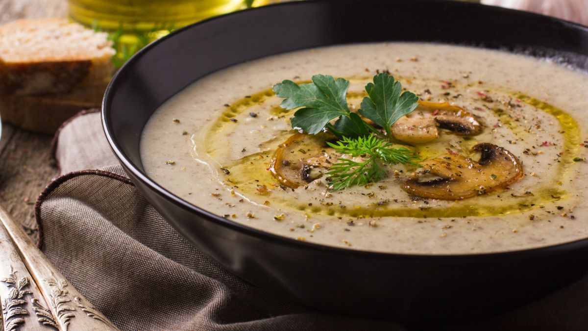 A touch of olive oil can take any dish to another level of flavor! Today's highlighted article recommends you to, "Finish Your Soup With a Little Bit of Fat" read here: buff.ly/3hgRycc #EVOO #OliveOil #FlavorYourLife #Soup