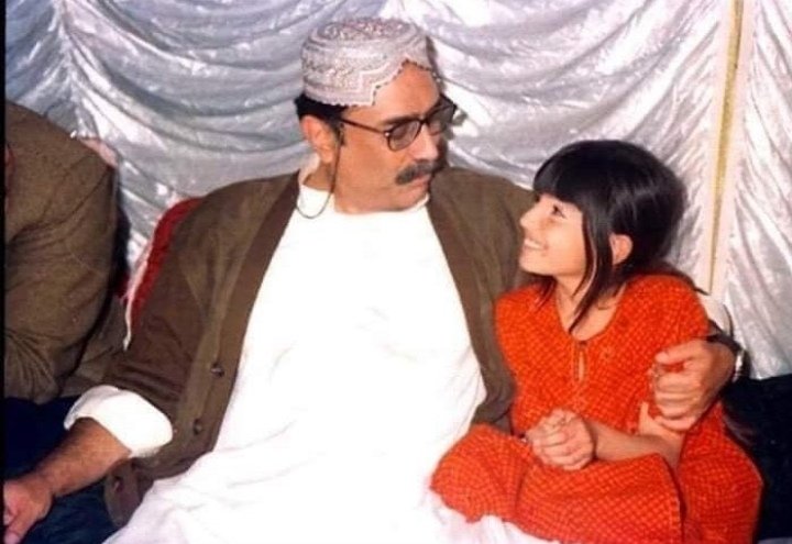 Aphroistic_'s tweet photo. عورت کبھی کمزور نہیں ہوتی، بیٹیاں باپ کی طاقت ہوتی ہیں ❤️

@BBhuttoZardari
@BakhtawarBZ
@AseefaBZ https://t.co/Jxr1vG2QUv