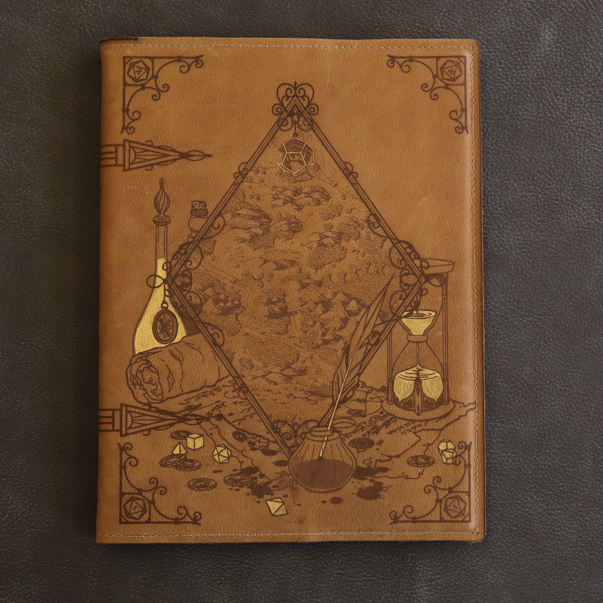 CeryneianA's tweet photo. ✨5K GIVEAWAY!! ✨
A gold painted leather #dnd book sleeve, an early paint test of the Architect design. It features a unique golden dodecadragon!
RULES:
- follow me and @SpeechlessBard (our shop!)
- retweet
- ends August 24
Check the rest of info below!
#dnd #giveaway #ttrpg https://t.co/e6DTadd0jR