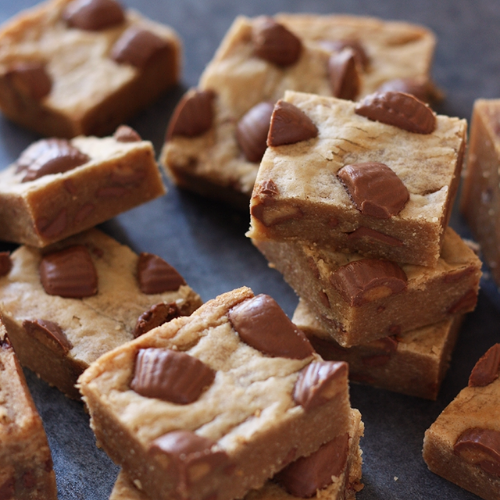 CheflingAPP's tweet photo. Don’t pretend that you don’t want at least three of these peanut butter cup brownies. 🤤

Impress your friends with this recipe on Chefling: https://t.co/9BnJcZwYc2  

#CookwithChefling
#cookingapp #homecookedfood 
#pantryapp
#keto https://t.co/dv8qCCAq9m