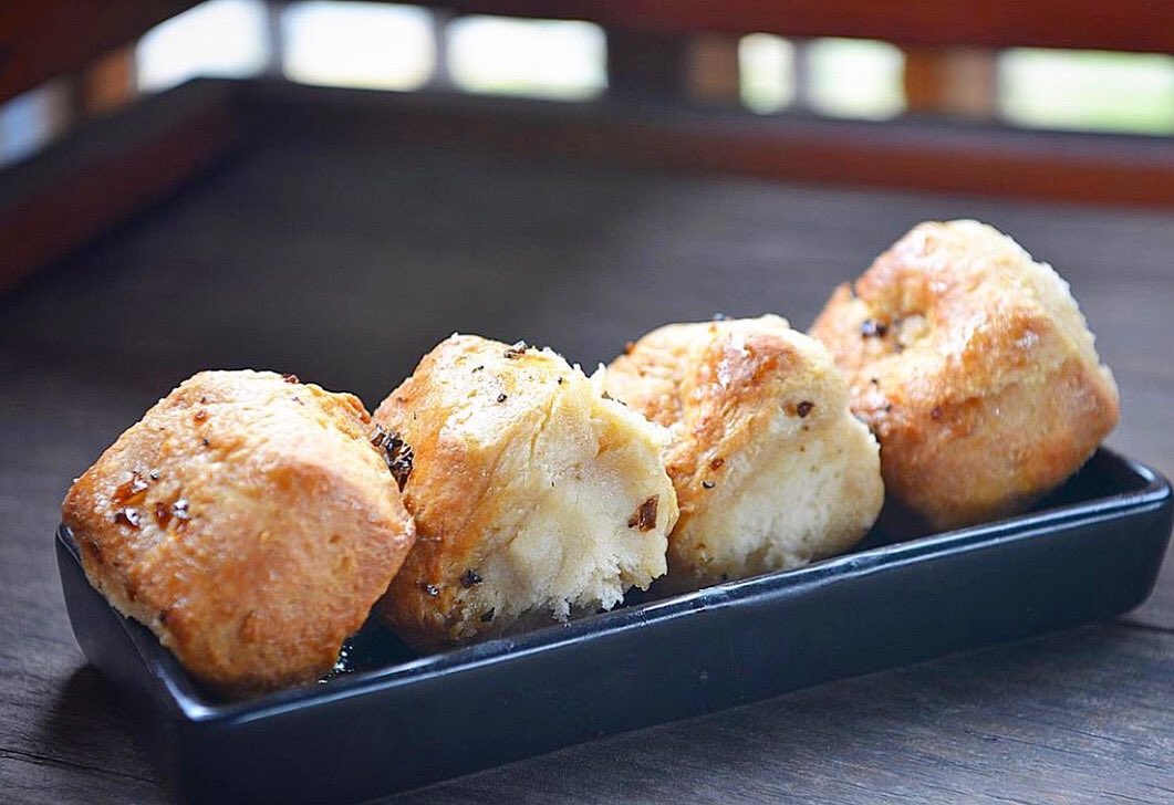 House-made biscuits... bet you can’t eat just one. Reservations available Wednesday-Saturday evenings. 🧈 #killensstq #biscuits #butter #houstontx