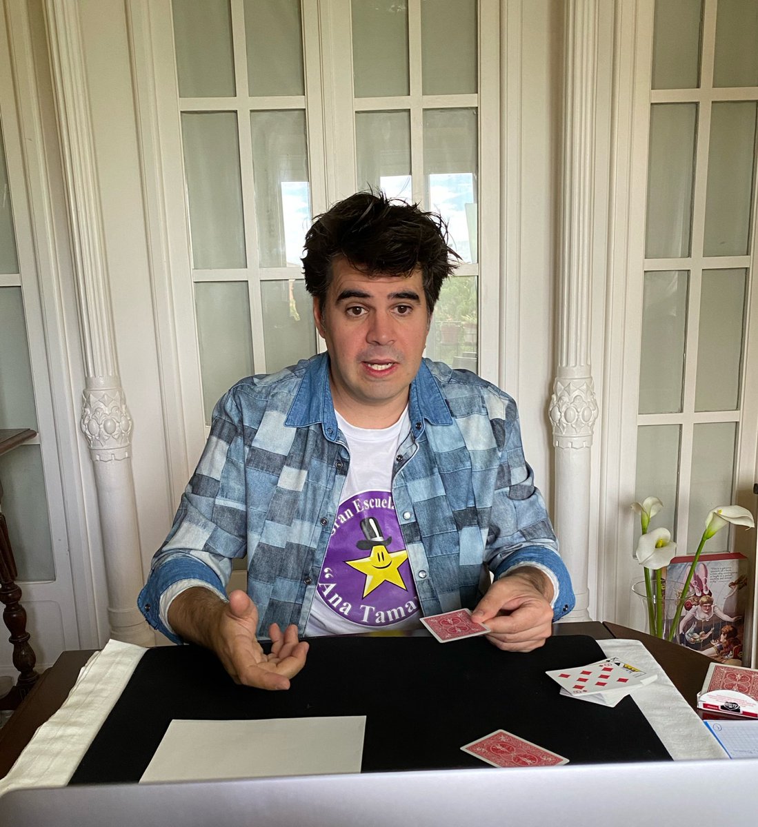 Clases Geniales, impartidas por magos geniales <a href="/JuanTamarizMago/">Juan Tamariz</a> y <a href="/PrestigioManuV/">Manu Vera</a> sobre magos geniales: Malini, Frakson, Hofzinser, Dai Vernon, etc en La Gran Escuela de Magia “Ana Tamariz”