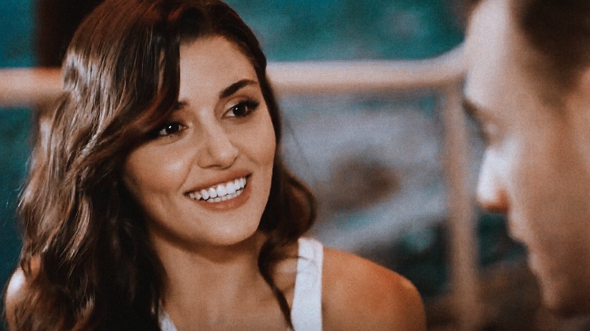 fIeursdumal's tweet photo. they spent together the august 19 and now also on the night of serkan’s birthday,, eda has become one of the most important person in his life IM CRYING #sençalkapımı https://t.co/iGktflQr5J