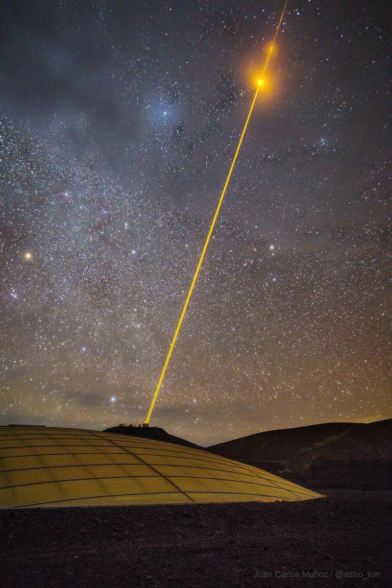 24/ Q: what happens if the lasers hit some clouds?A: Clouds scatter around the light from the lasers. We normally don’t use them when it’s cloudy to avoid spoiling observations from other telescopes. I was lucky to take the image below before they shut the lasers off :-)