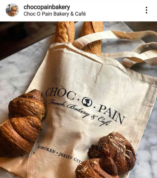 ztpackaging's tweet image. We're so ready to hangout at @chocopainbakery and treat ourselves to their delicious pastries and beautiful tote bag. ❤ if you feel the same!
📷: chocopainbakery

#letyourpackagingdothetalking #chocopain #customprintedpackaging #brandingidentity #packaginglove #ztpackaging