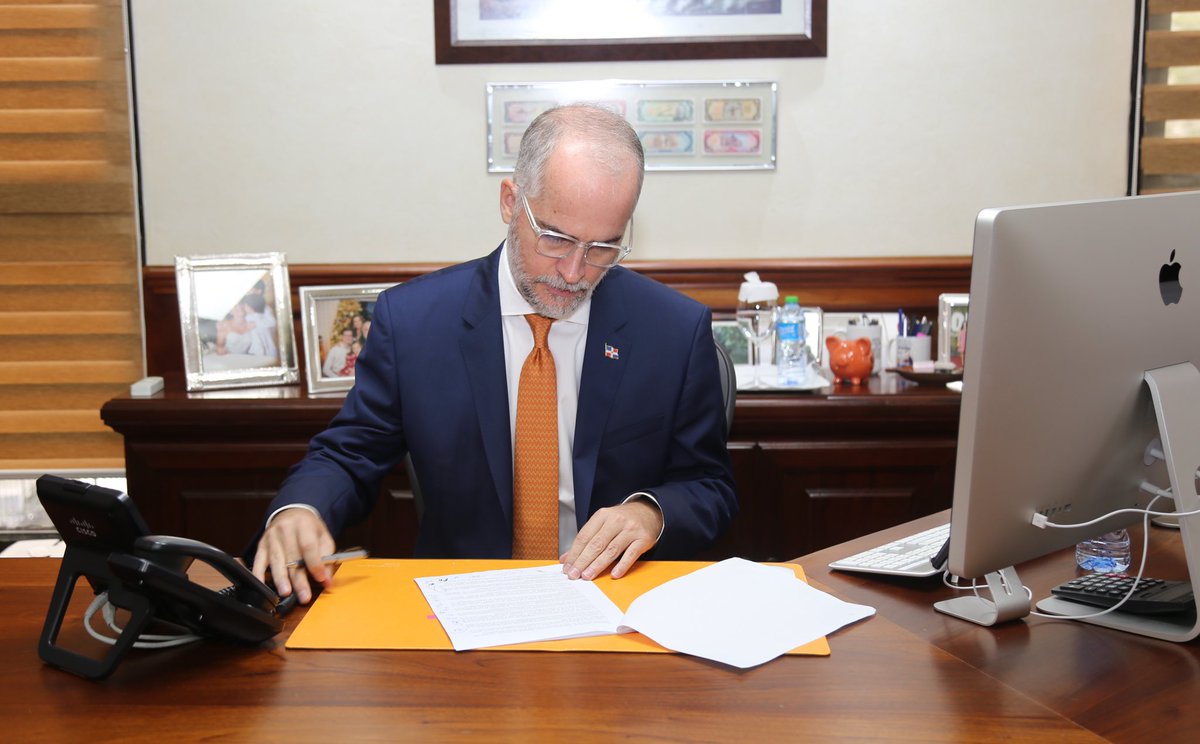 SuperdeBancosRD's tweet photo. El superintendente Alejandro Fernández W. (@SBFernandezW) firma compromiso por un “Gobierno ético, eficiente, transparente y cercano a la gente”: https://t.co/vb8xnkCOgI https://t.co/CToV25vlcv
