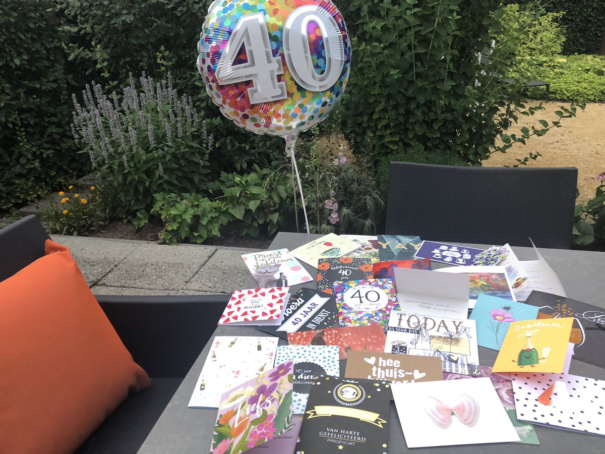 Vandaag 40 jaar bij <a href="/Fontys/">Fontys</a>. Een hele stapel kaarten van collega’s. Dankjewel allemaal voor jullie waardering en lieve wensen 😘