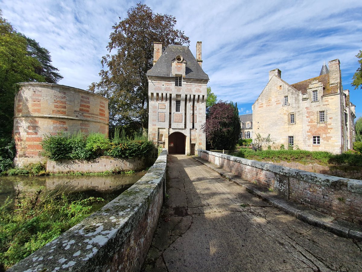 mickaelberthout's tweet photo. Visites du jour : le Château de #SaintGermaindeLivet, le Château de #Fervaques, le Manoir de #Bellou, et le Château du Breuil 🏰🏛
#France #Normandie #Calvados #LeBreuilEnAuge #Visite #Balade #Chateau #Manoir #Monuments #Patrimoine #Tourisme #JaimelaFrance #NotreBelleNormandie https://t.co/DLQdaU38wO