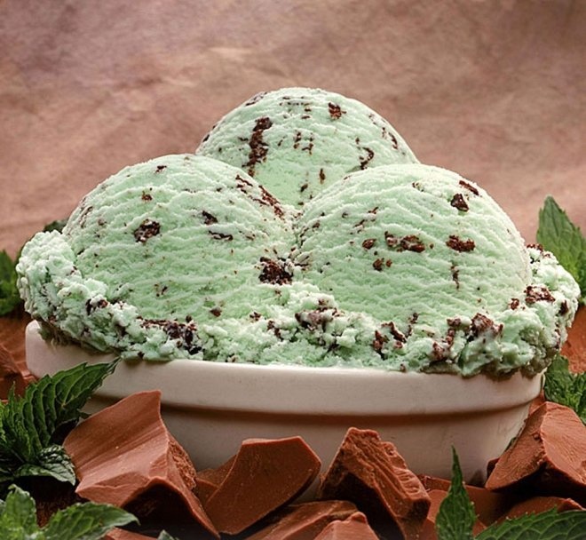 La menta granizada es el mejor sabor de helado, el que diga que no me chupa los 2 huevos