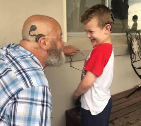 Este abuelo se ha tatuado un implante coclear para parecerse más a su nieto