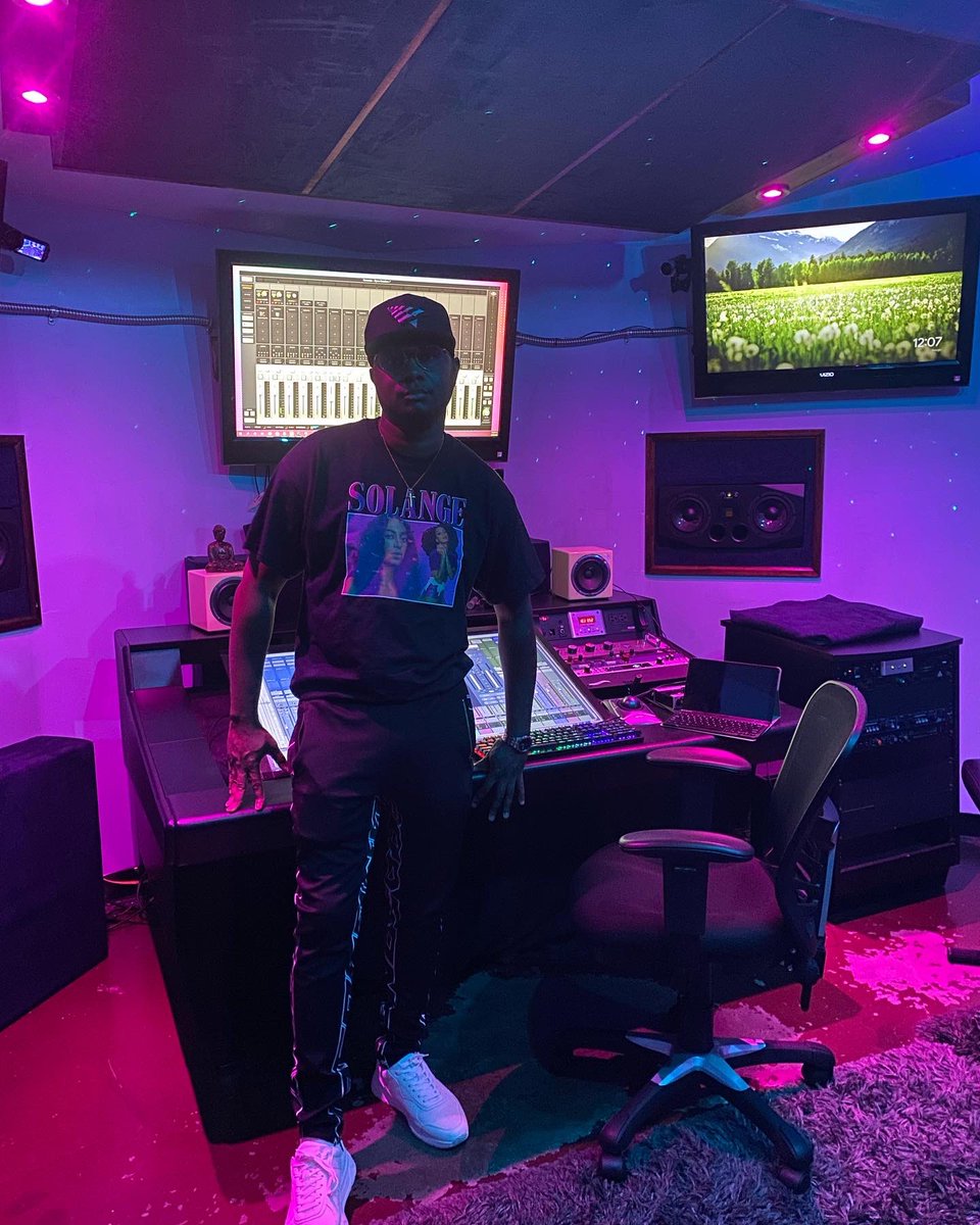 LeroyCook_'s tweet photo. September 18th!! Letโs gooo!!
๐ท @DorDorothy #NEWMUSIC #LEROYCOOK #KNOCKOUT #comingsoon #studioflow #Houston #barronstudios @BarronStudios https://t.co/s7jmxJG0G0