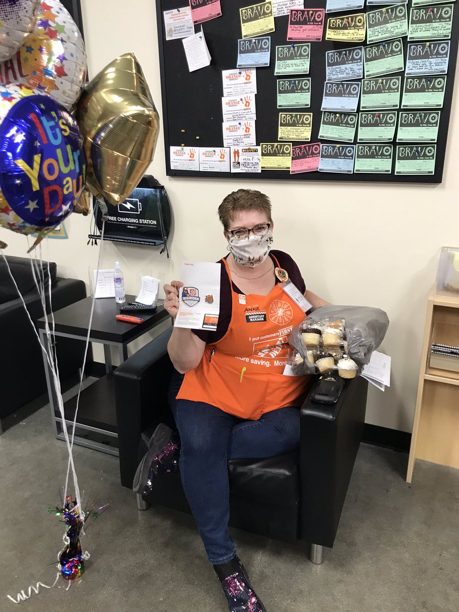 CrystalCritchl1's tweet photo. Look who just got her diamond award?!?! So proud of Anne, our amazing SASM! @jonbaumann304 https://t.co/Xx2WUWrouY