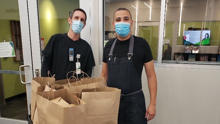 ValleywiseHthF's tweet photo. Thank you to The Larder + The Delta, in partnership with @frontlinefoods, for providing the staff at the new @valleywise_az Community Health Center - South Phoenix/Laveen with lunch earlier this week!

Thank you for supporting community health!

#RiseTogether #ValleywiseStrong https://t.co/MaVSlcoCky
